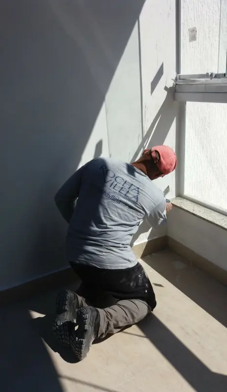 Aplicação de tinta epóxi em azulejos